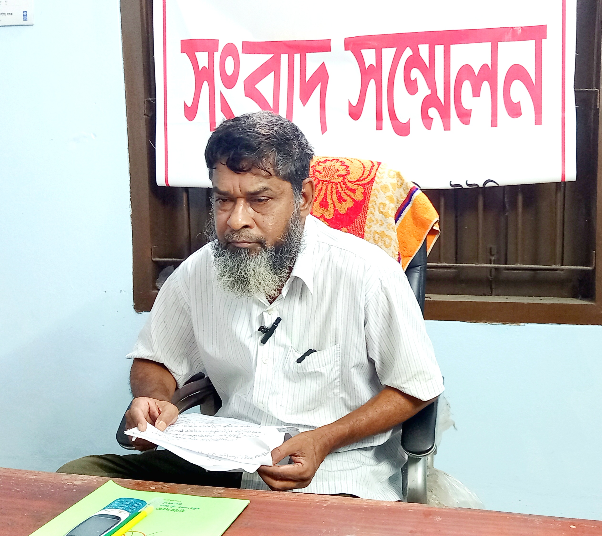 মান্দায় এএসআই রবিউল বিরুদ্ধে গুরুতর অভিযোগে চেয়ারম্যানের সংবাদ সম্মেলন