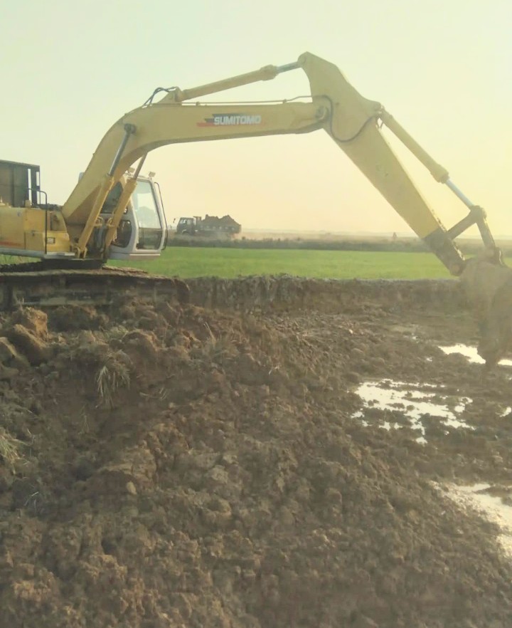 ছাতকে ফসলি জমির মাটি কেটে নিচ্ছে লাফার্জ সিমেন্ট কারখানায়।কৃষকরা হতাশায়