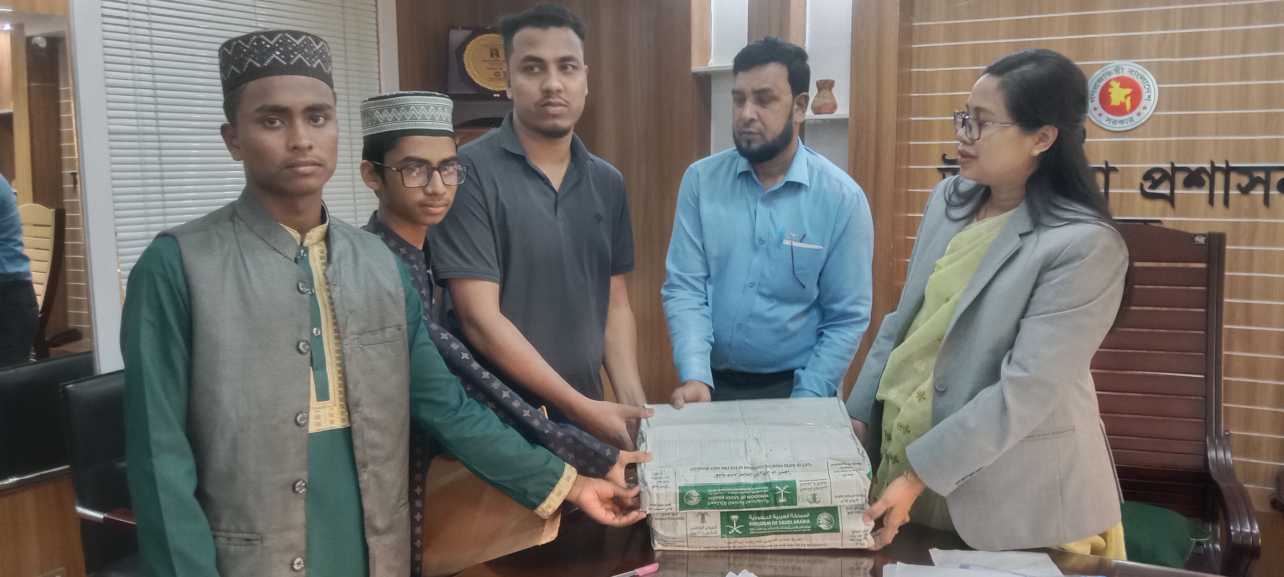 সৌদি বাদশার উপহার ছাতকে ২৮ কার্টুন খেজুর বিতরণ