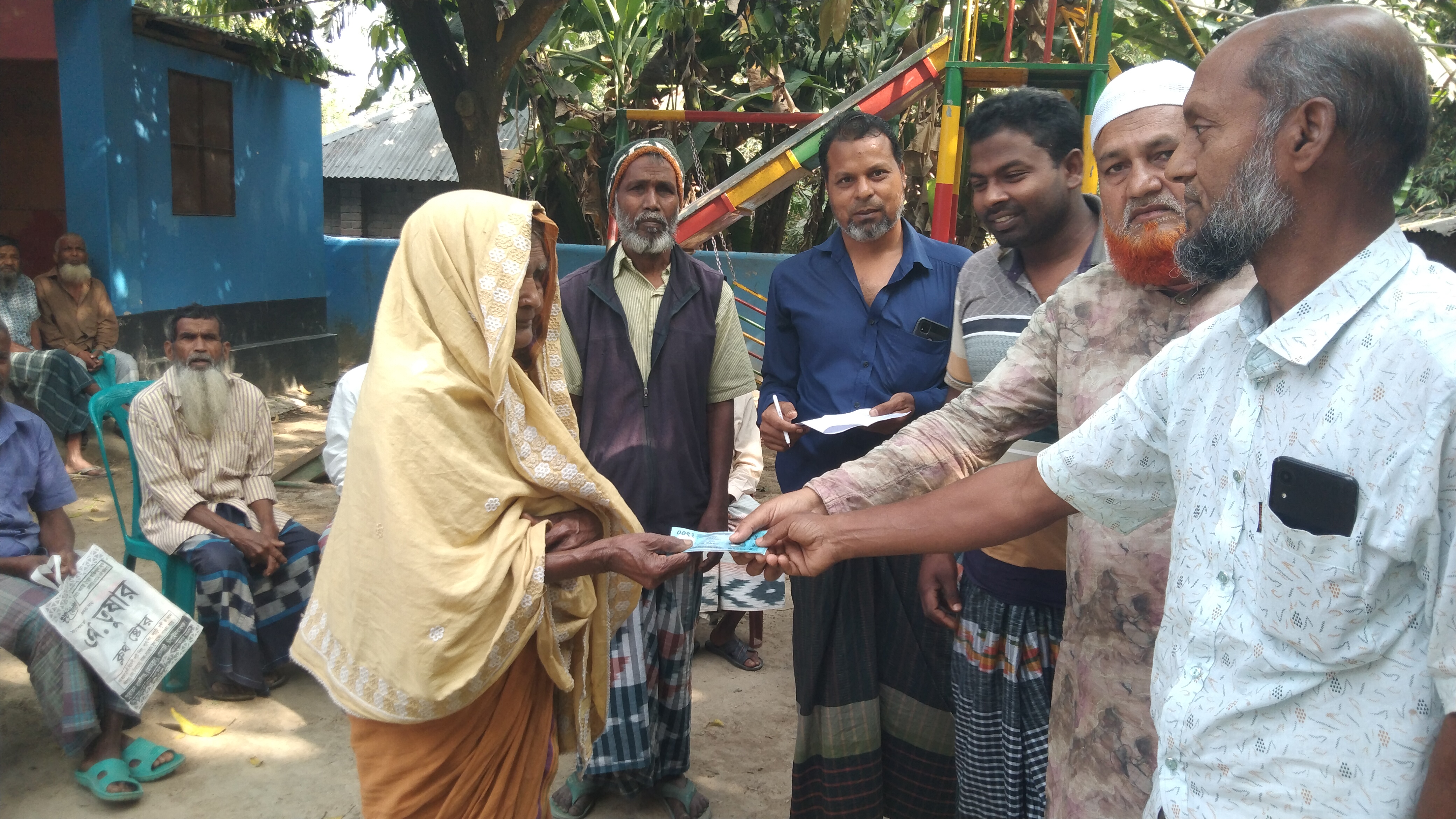 ভোলাহাটে হতদরিদ্র রোগীদের চিকিৎসার জন্য নগদ অর্থসহ ঈদসামগ্রী বিতরণ করলেন হাজী সারওয়ার জাহান মাষ্টার!!