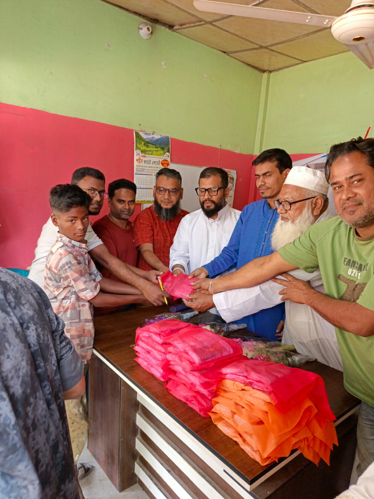 টাঙ্গাইল সদরে ছিন্নমূল মানুষের মাঝে ঈদ উপহার হিসেবে পোশাক বিতরণ