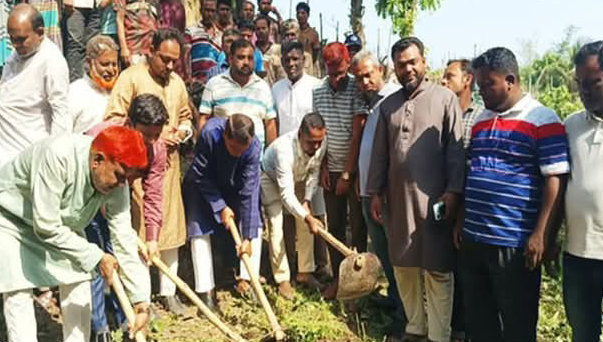 হরিণাকুণ্ডুতে কৃষিতে উন্নয়নে খাল খনন কর্মসূচির উদ্বোধন