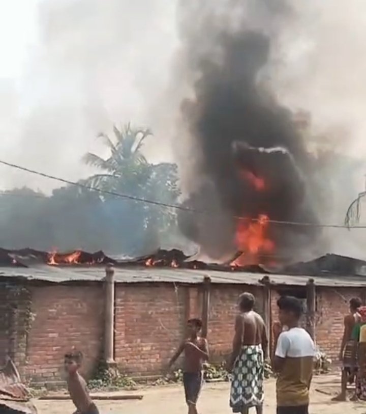 ভোলাহাটে বিদ্যুতের সর্টসার্কিটের আগুনে ৩টি বসতবাড়ীর ১১টি ঘর সম্পূর্ণ ভস্মিভূত! ক্ষয়ক্ষতির পরিমান প্রায় ৩৫ লক্ষাধিক!!