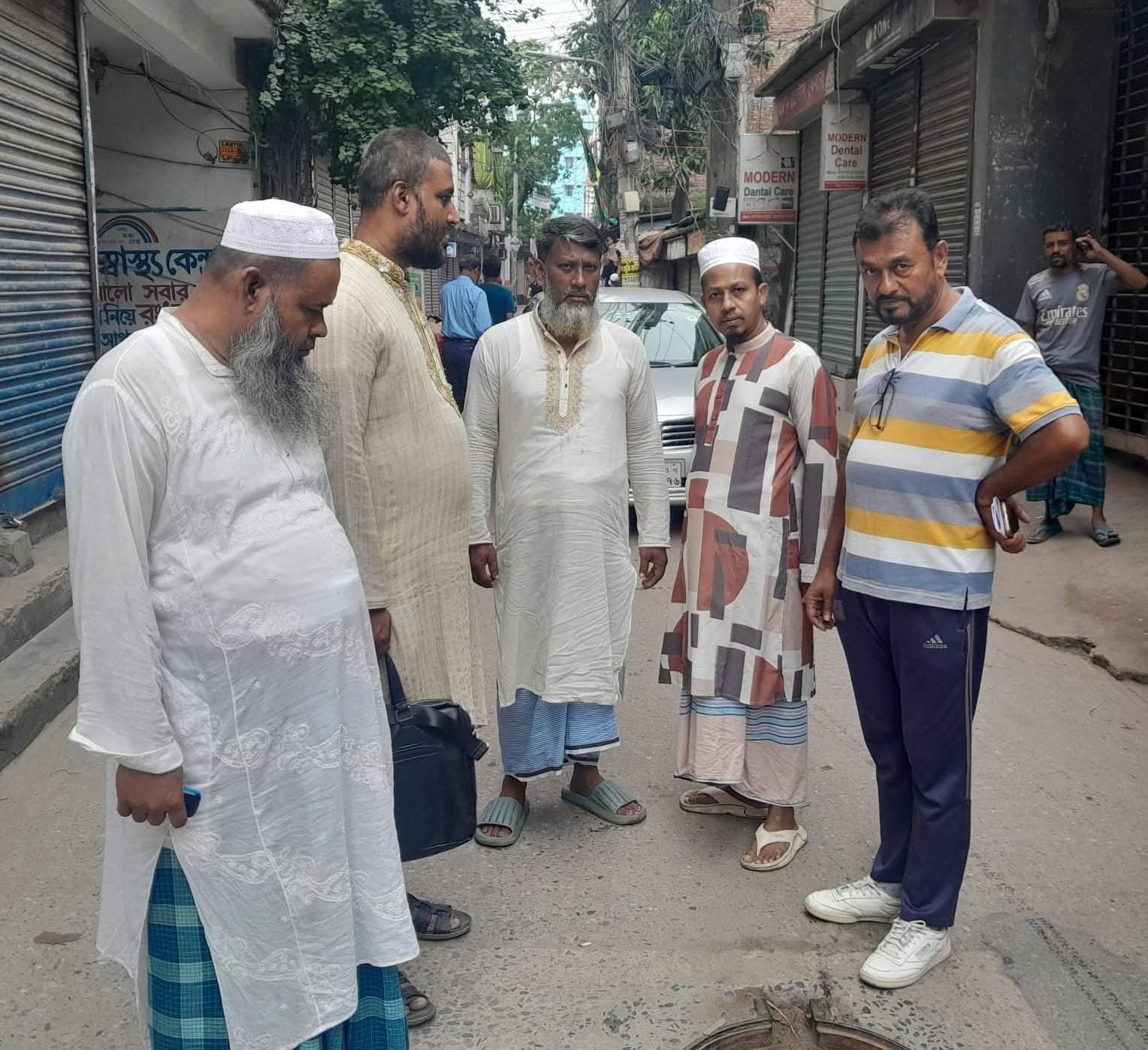রাজধানীর খিলক্ষেতে কুড়িল চৌরাস্তায় উন্মুক্ত ম্যানহোল পরিদর্শনে কাউন্সিলর প্রার্থী জাকির হোসেন ভূইয়া