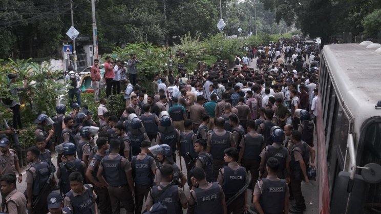 ৩ দফা দাবি জানিয়ে সায়েন্সল্যাব ছেড়ে সংসদ ভবন অভিমুখে শিক্ষার্থীরা