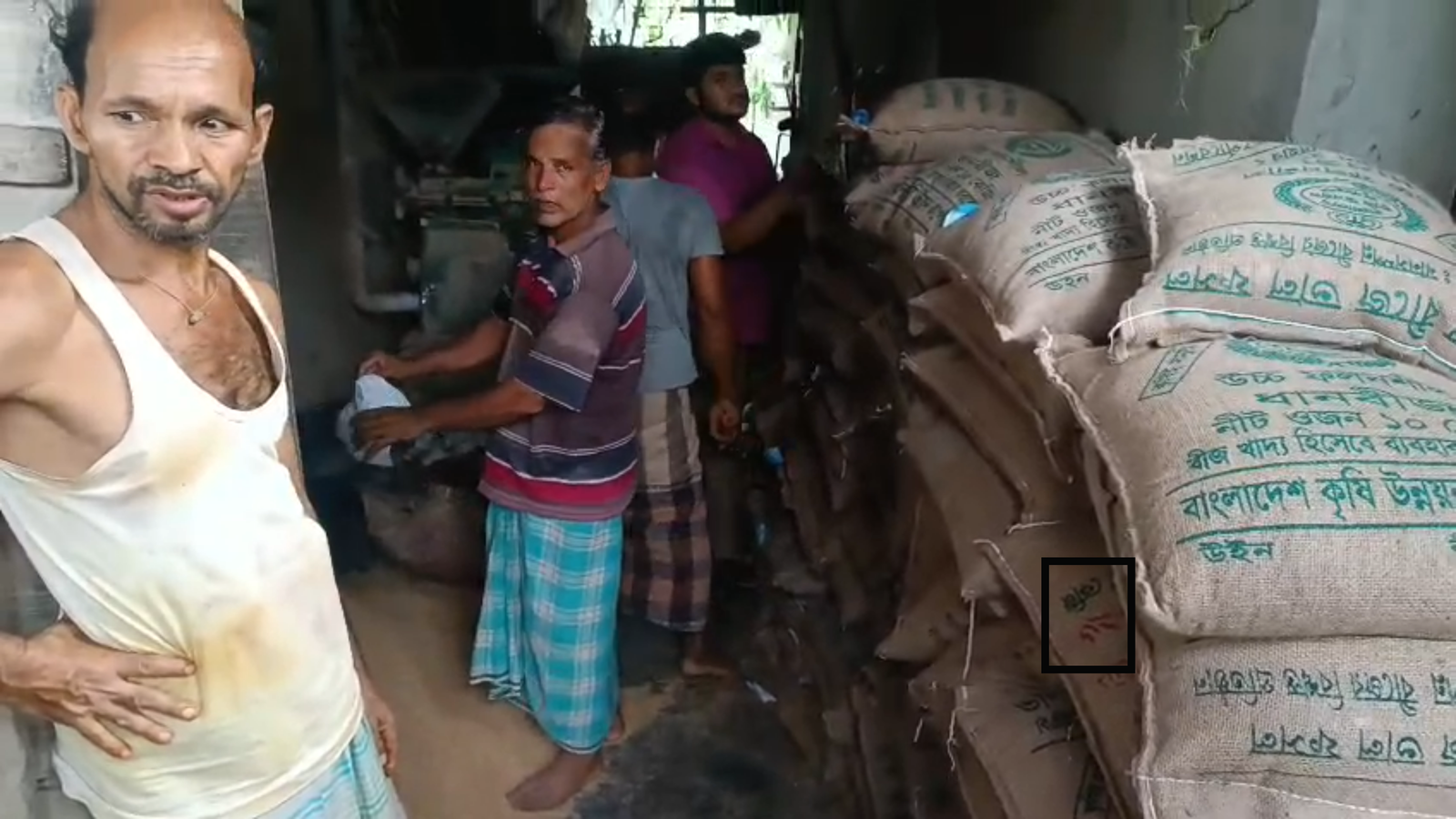 প্রণোদনার বীজ বিতরণে অনিয়মের তথ্য সংগ্রহে বাধা ও সাংবাদিককে হত্যার হুমকি