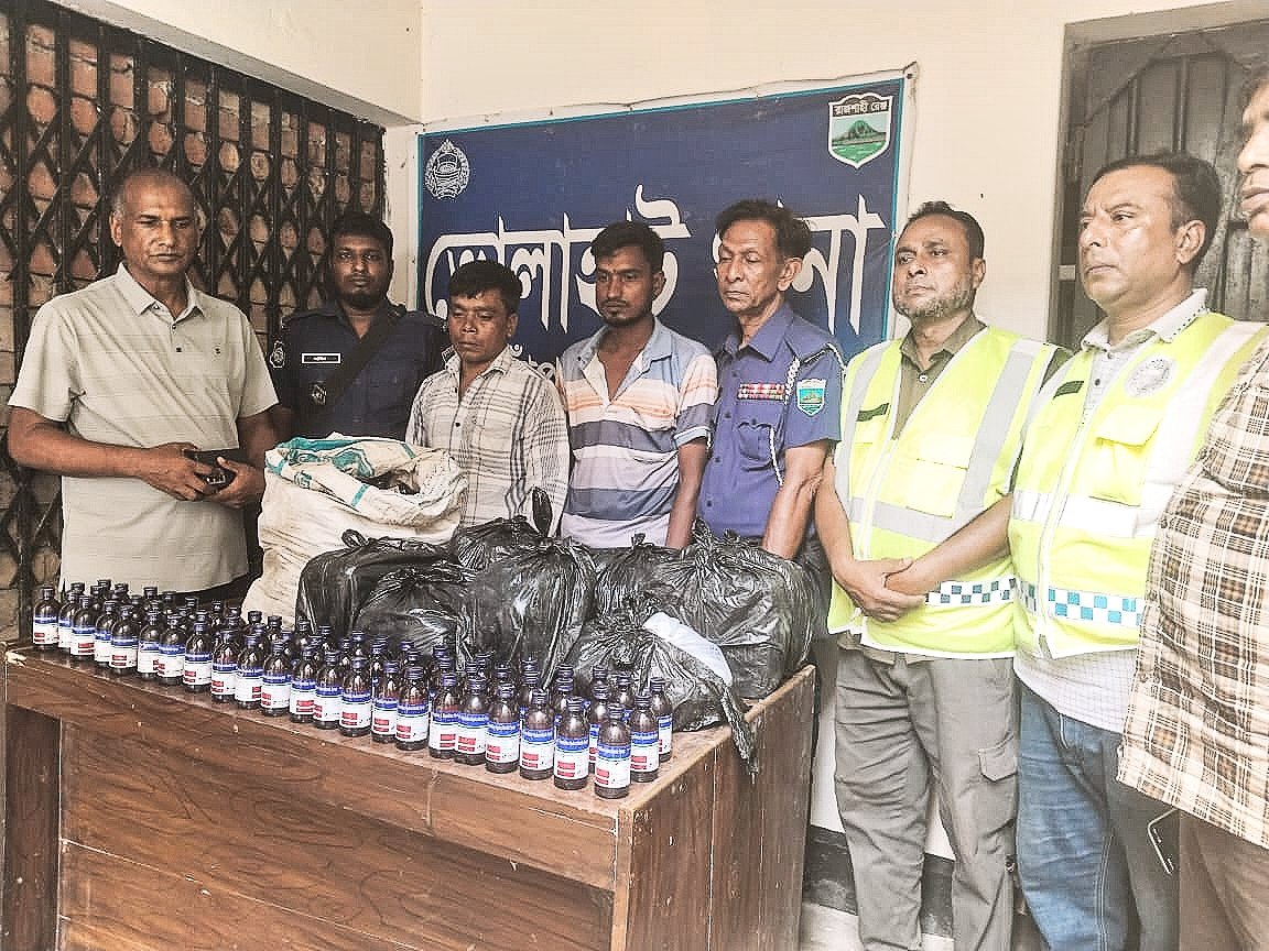 ভোলাহাটে পুলিশের হাতে ৪'শ বোতল স্কাফ সিরাপ ও ২ জন মাদক ব্যবসায়ী আটক!