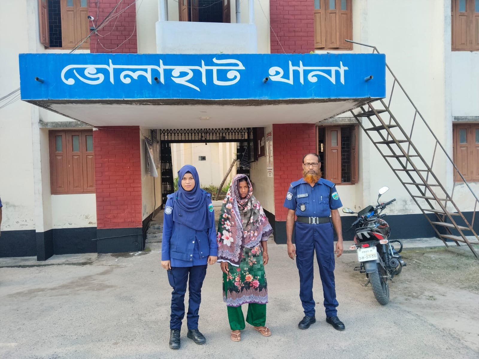 ভোলাহাটে ৩১০টি ভারতীয় চোরাই মোবাইলসহ ১ জন নারী পুলিশের গ্রেপ্তার!