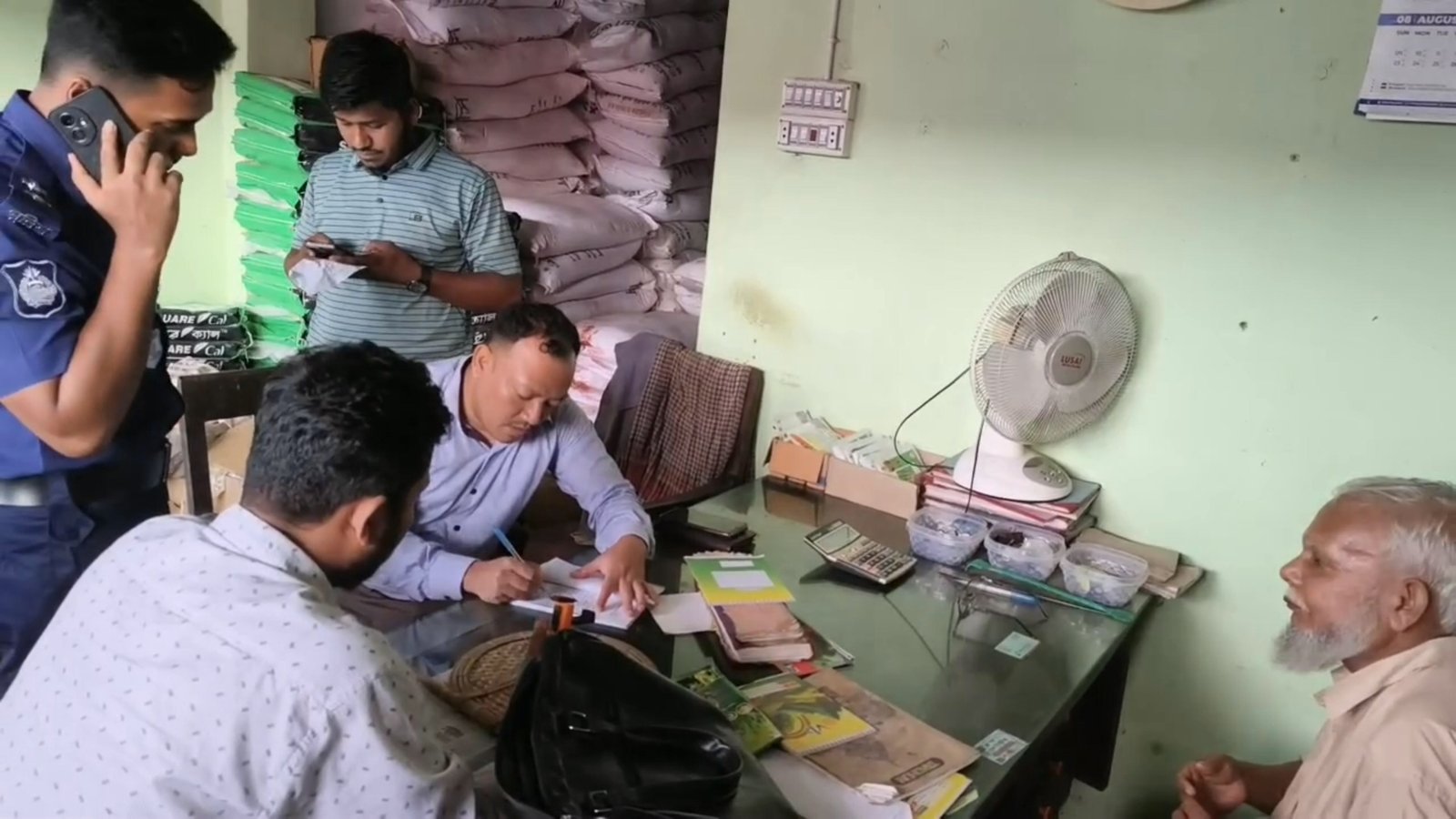 চন্দনাইশে বেশি দামে ইউরিয়া সার বিক্রি, ডিলারকে জরিমানা চন্দনাইশ