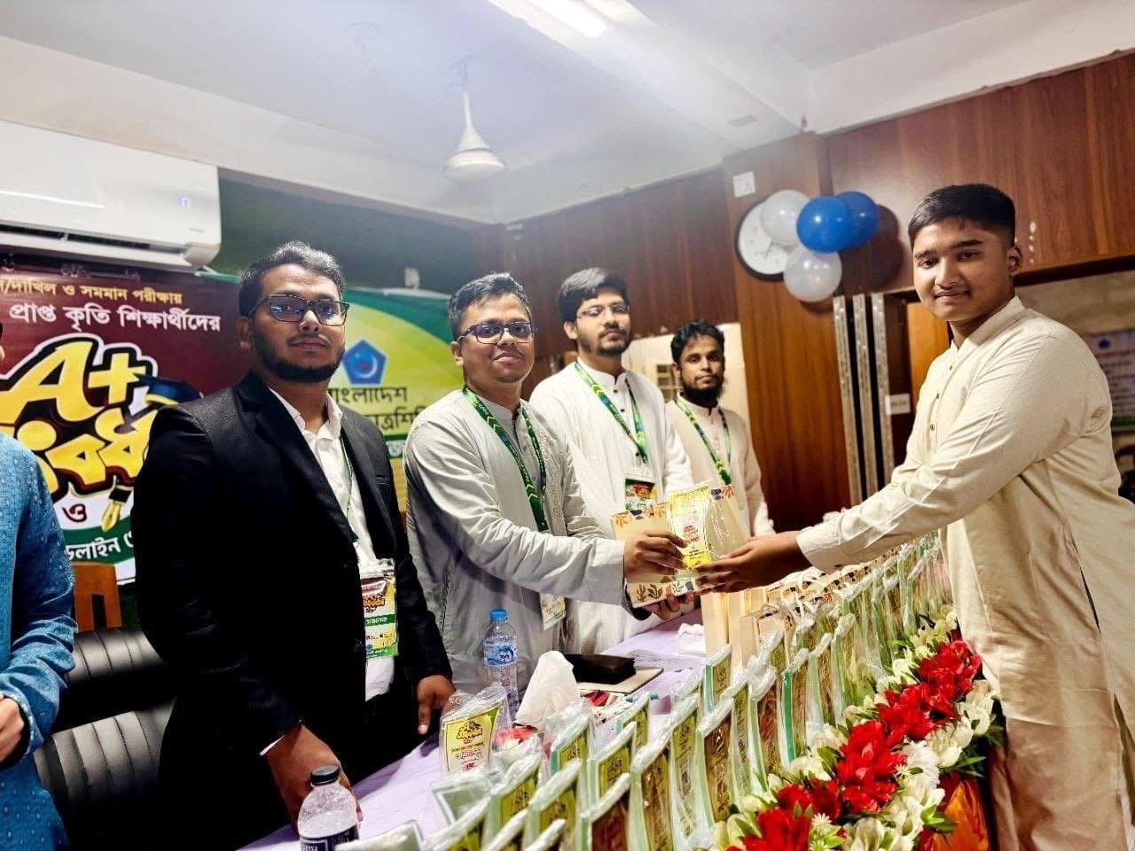 এসএসসি পরীক্ষায় জিপিএ-৫ প্রাপ্ত কৃতি শিক্ষার্থীদের সংবর্ধনার আয়োজন করেন ছাত্রশিবির টাঙ্গাইল জেলা ।