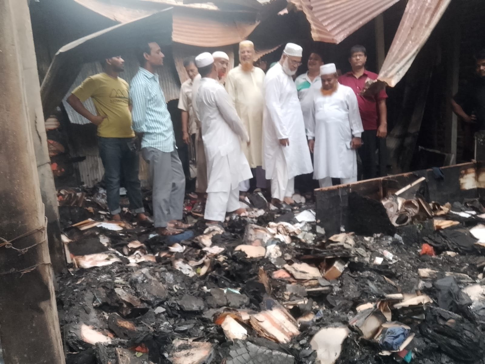 নাগরপুর বাজারে অগ্নিকাণ্ডে ক্ষতিগ্রস্ত ব্যবসায়ীদের পাশে জামায়াত নেতা ডা.  আব্দুল হামিদ