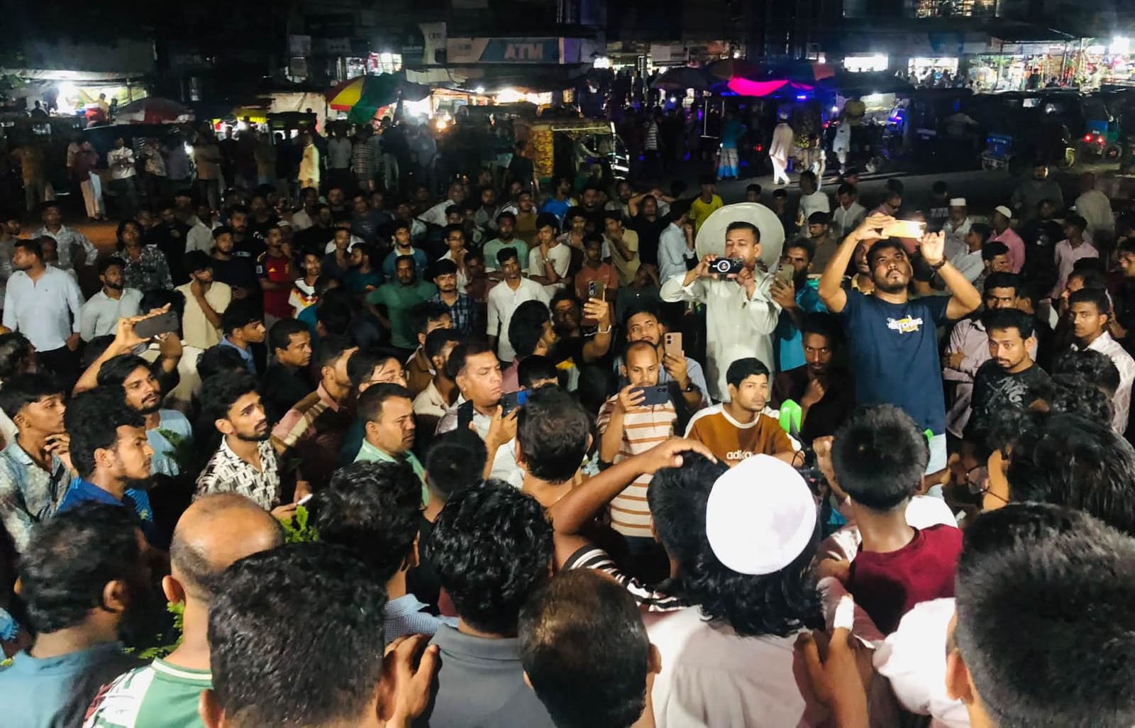 ‘ষড়যন্ত্রকারী’ আখ্যার প্রতিবাদে দোহাজারীতে এমপির বিরুদ্ধে বিক্ষোভ, ঐক্য নিয়ে প্রশ্ন